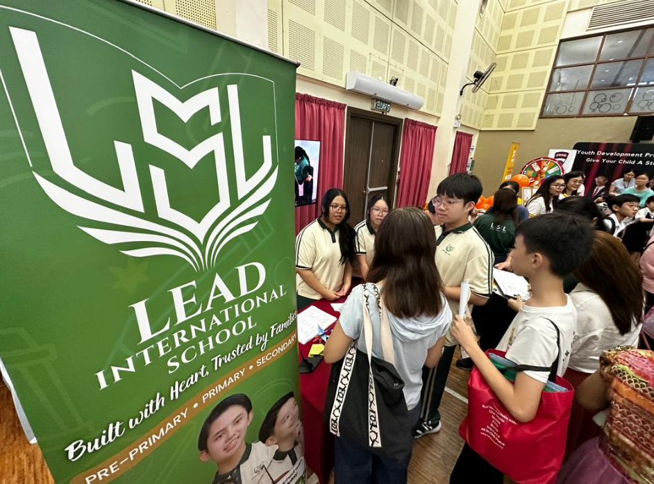Lead International School Year 11 students engaging with parents at SJK(C) Yak Chee's Edufair.
